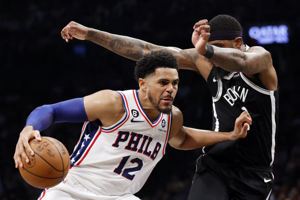 NUEVA YORK, NUEVA YORK - 22 DE ABRIL: Tobias Harris #12 de los Philadelphia 76ers regatea contra Royce O'Neale #00 de los Brooklyn Nets durante la segunda mitad del cuarto juego de los playoffs de la primera ronda de la Conferencia Este en el Barclays Center el 22 de abril de 2023 en el distrito de Brooklyn de la ciudad de Nueva York.  Los 76ers ganaron 96-88.  NOTA PARA EL USUARIO: El usuario reconoce y acepta expresamente que, al descargar o usar esta fotografía, el usuario acepta los términos y condiciones del Acuerdo de licencia de Getty Images.  (Foto de Sarah Stier/Getty Images)