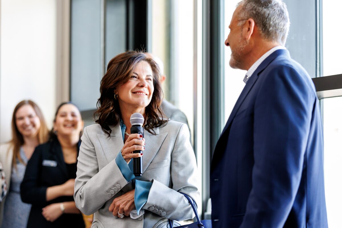 Patty Arvielo mira a su esposo Rick durante una ceremonia en el campus de la Universidad Vanguard el 20 de abril.