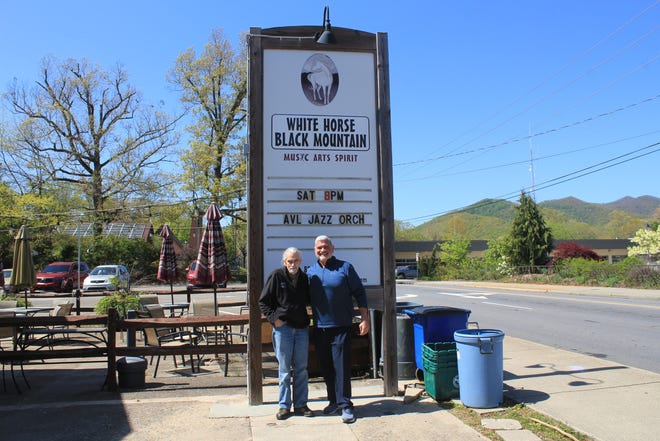 Bob Hinkle (izquierda) y su hijo Zach Hinkle (derecha) han trabajado para hacer la transición de White Horse Black Mountain de un lugar de música con fines de lucro a una organización sin fines de lucro.