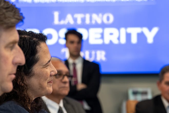 Isabella Casillas Guzmán, administradora de la Administración de Pequeñas Empresas, asiste a una mesa redonda con líderes empresariales como parte de la Gira de Prosperidad Latina de la Administración Biden-Harris durante AZBizCon23 en el Centro de Conferencias del Banco Nacional de Arizona en Phoenix el 4 de mayo de 2023.