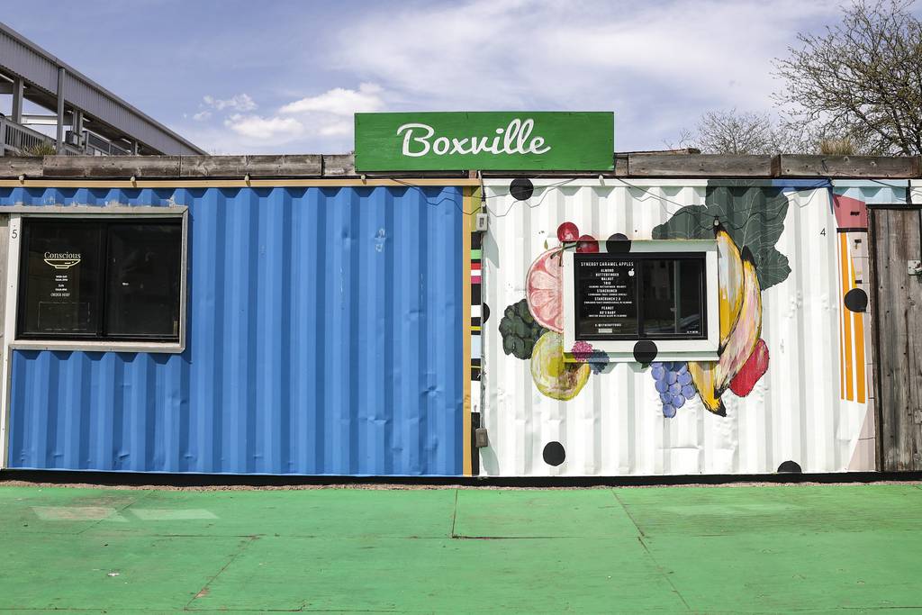 Negocios cerrados de Boxville el 5 de mayo de 2023, en el vecindario Bronzeville de Chicago.  Boxville ahora está en proceso de reclutar más negocios para los meses de verano.  Ha recibido 32 solicitudes, y elegirá las 12 mejores.