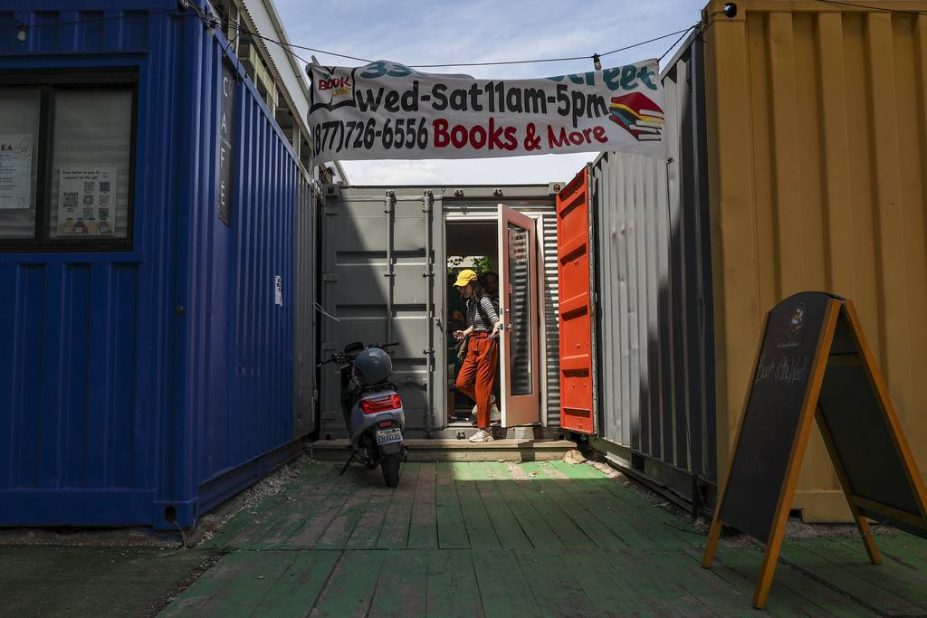 Una persona sale de Da Book Joint, una librería enfocada en autores negros y propiedad de negros el 5 de mayo de 2023, en Boxville en el vecindario Bronzeville de Chicago. 