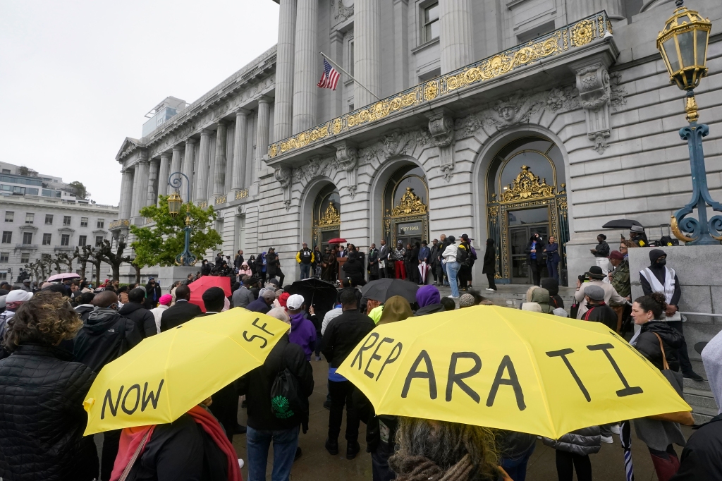 Una multitud escucha a los oradores en un mitin de reparaciones frente al Ayuntamiento de San Francisco el 14 de marzo de 2023.