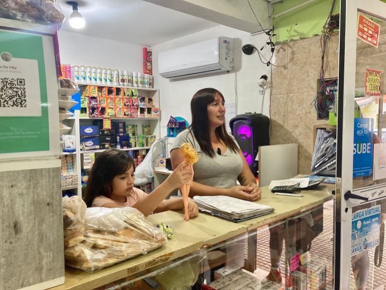 Victoria Alcober en su tienda de comestibles en Ensenada, Argentina, el 21 de abril de 2023.