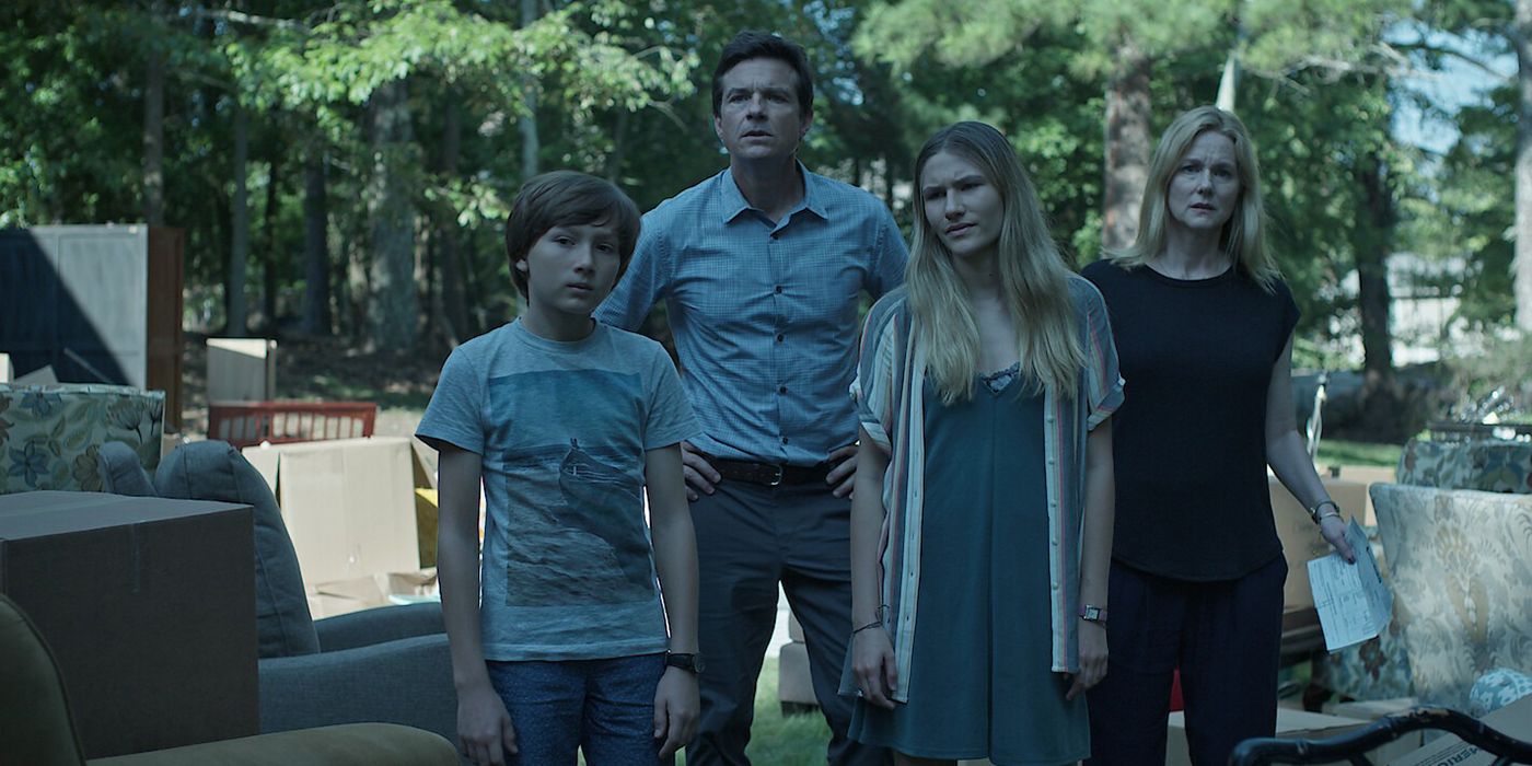 Jonah, Marty, Charlotte y Wendy Byrne se ven sorprendidos por algo en una escena de Ozark.