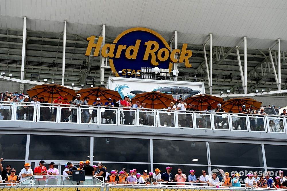 Los aficionados miran bajo la cubierta del Hard Rock Stadium