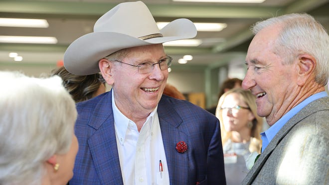 Bruce Thompson recibió un doctorado honorario.  en ingeniería de la Facultad de Ingeniería de WT durante la ceremonia de graduación el 13 de mayo en el First United Bank Center, ubicado en la intersección de Russell Long Boulevard y la Cuarta Avenida en el extremo este del campus de WT en Canyon.