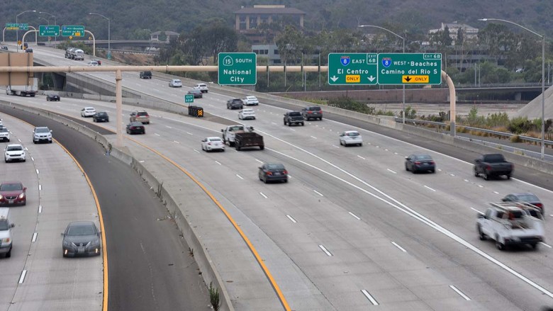 Tráfico en la I-15 en el cruce con la I-8.  Foto de Chris Piedra