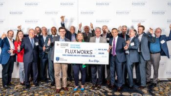 FluxWorks posa con su cheque gigante