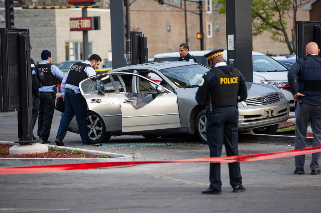 Aunque las cifras han disminuido un poco en los últimos meses, el reciente aumento de crímenes violentos en Chicago diezmó la confianza en el liderazgo local y provocó un éxodo a los suburbios.