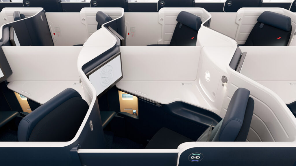 El asiento de clase ejecutiva de Air France es blanco con detalles en gris y azul.