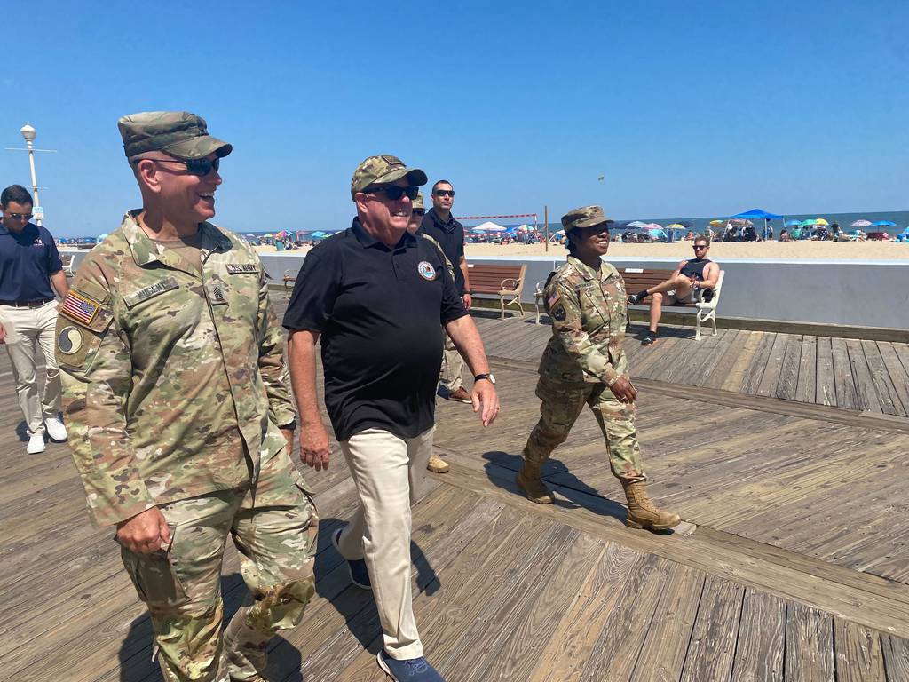 El sargento del Comando de la Guardia Nacional del Ejército de Maryland.  Gral. Jimmy Nugent, entonces gobernador.  Larry Hogan y la general de brigada Janeen L. Birckhead (de izquierda a derecha) caminan por el paseo marítimo de Ocean City durante la conferencia de la Asociación de condados de Maryland de 2022.