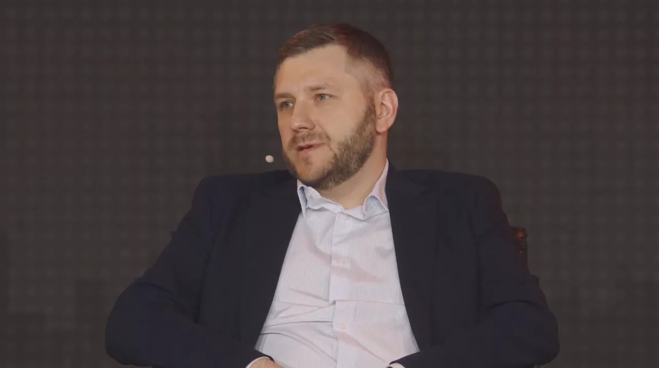 Marcin Dyba como panelista de Cómo y cuándo integrar la tecnología blockchain