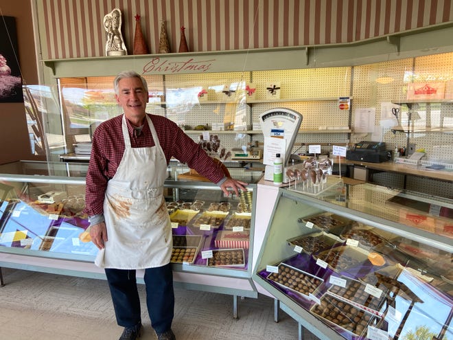 Nick Corden se encuentra en la tienda minorista de Corden Chocolates en Inkster, una empresa familiar desde hace más de 100 años.