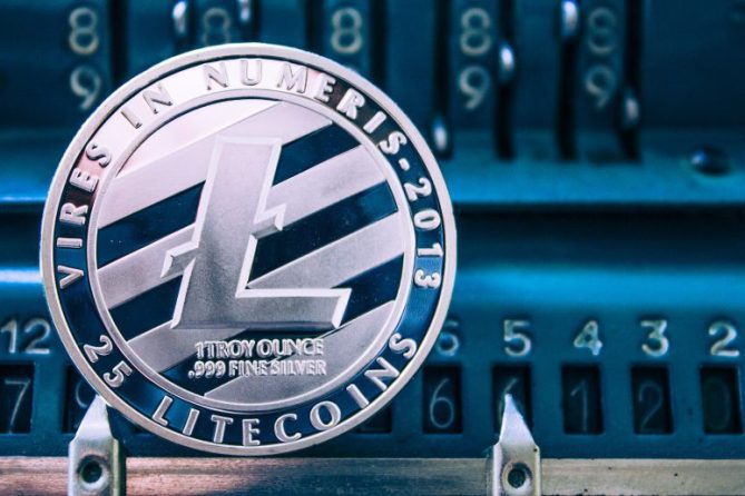 Moneda de litecoin en el fondo de la máquina sumadora de números Mimblewimble Litecoin aceptado aquí MimbleWimble