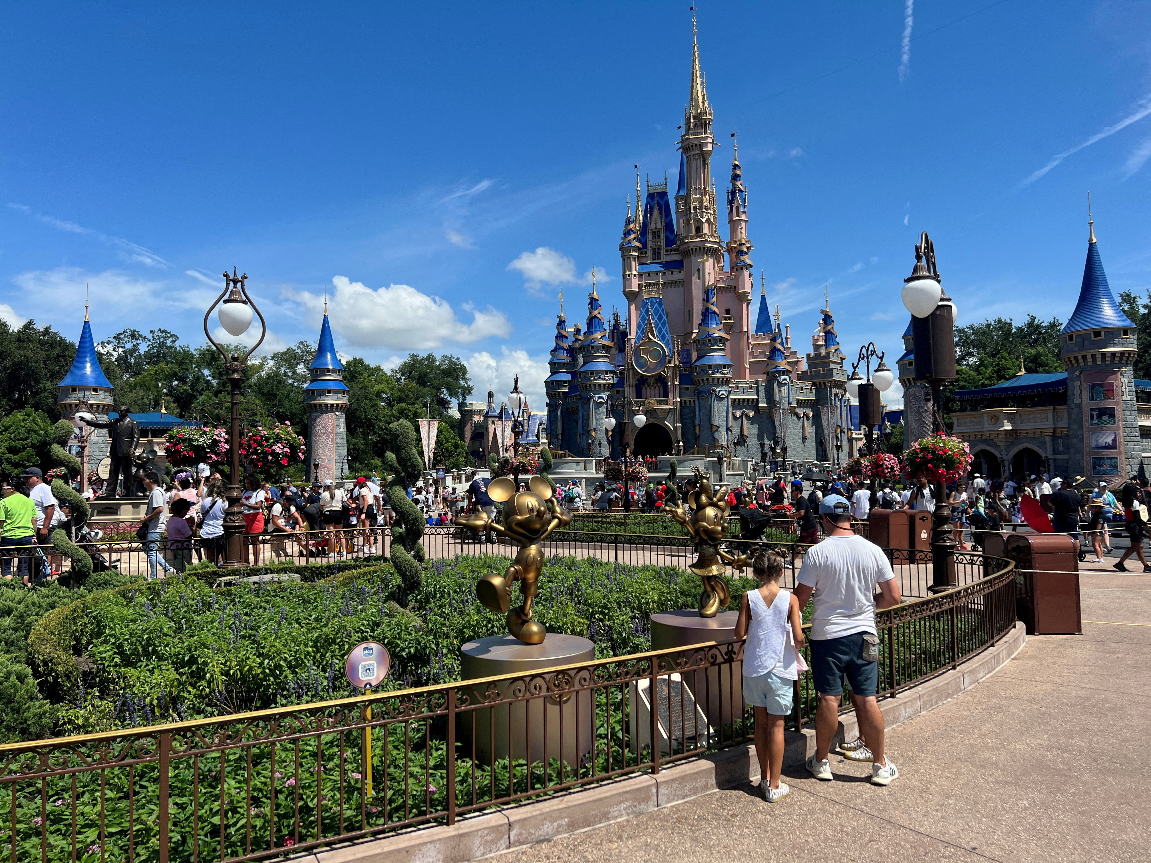 La gente se reúne en el parque temático Walt Disney World Magic Kingdom en Orlando