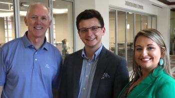 Jim Donnell (izquierda), director del Programa de Emprendimiento de Ingeniería, ha sido mentor del Dr. Bryton Praslicka '19 (centro) y Mary Beth Graham (derecha) durante varios años durante su viaje con FluxWorks.  |