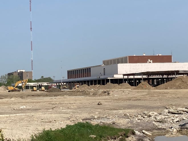 La construcción está en marcha el 18 de mayo de 2023 en el futuro Northland City Center en Southfield, el sitio del antiguo centro comercial Northland.