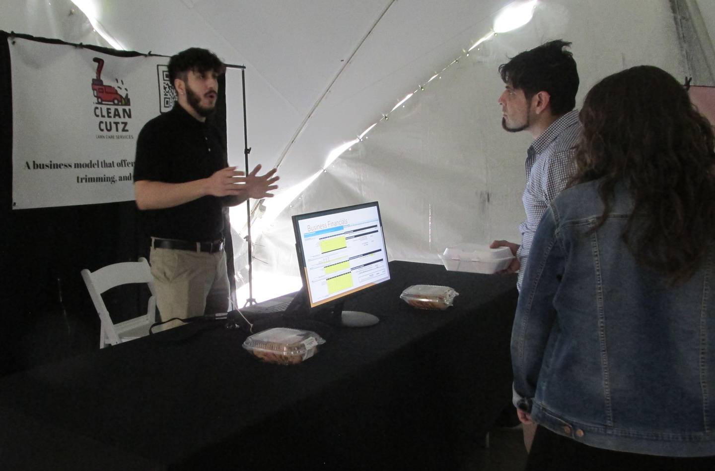 El estudiante de Streator High School, Kevin Rodríguez, explica sus cuatro pasos simples para un negocio modelo el miércoles 17 de mayo de 2023, durante la feria comercial de directores ejecutivos del área de Streator en Eastwood.