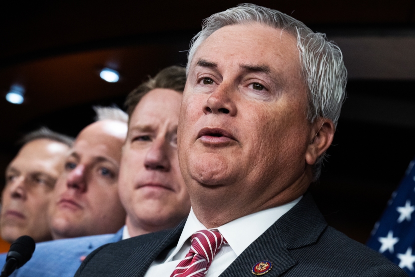 ESTADOS UNIDOS - 10 DE MAYO: El representante James Comer, republicano por Kentucky, presidente del Comité de Supervisión y Responsabilidad de la Cámara de Representantes, realiza una conferencia de prensa sobre la investigación de la familia Biden. "tráfico de influencias para enriquecerse," en el Centro de Visitantes del Capitolio el miércoles 10 de mayo de 2023. De izquierda a derecha aparecen los representantes Scott Perry, R-Pa., Russell Fry, RS.C., y Pat Fallon, R-Texas.  (Tom Williams/CQ-Roll Call, Inc vía Getty Images)