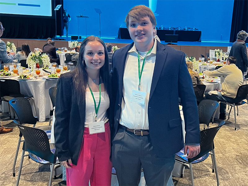 Emmie Noyes y Emory Johnson en el almuerzo de entrega de premios de la Copa del Gobernador de Arkansas