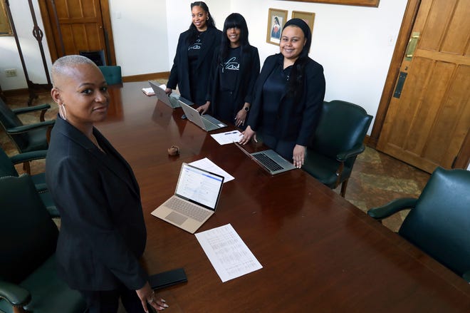 Nina Payne propietaria de Foundation Management,LLC y su equipo Kristan Waterman, Kayla Sykes y Alexandria Payne en sus oficinas ubicadas en el campus de Marygrove el lunes 8 de mayo de 2023. Foundation Management es una empresa con sede en Detroit que recibió una subvención de Comcast RISE en la última ronda.