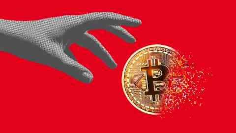 Una mano alcanza un bitcoin fragmentado contra un fondo rojo