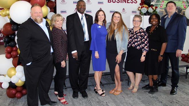 Amy Henderson, cuarta desde la izquierda, y Alyssa Lewis, cuarta desde la derecha, recibieron recientemente los premios Small Business Awards de la Administración de Pequeños Negocios de EE. UU.  También aparecen, desde la izquierda, Matt Jock, Kim Voss y Rey Lops de la Administración de Pequeñas Empresas de EE. UU.;  Gina Woodward, SBDC de Estados Unidos en WTAMU;  y Carla Holland y Randy Burch del SBDC de América en TTU – Oficina Estatal del Noroeste de Texas.