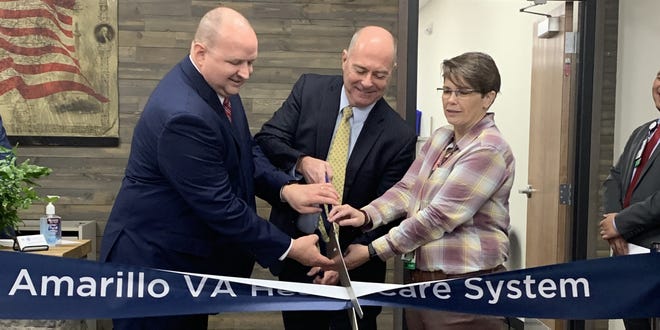 La nueva Childress VA Clinic abrió las puertas de su nueva ubicación el 9 de mayo. Ubicada en Avenue F, la nueva clínica cuenta con 3,000 pies cuadrados de espacio administrativo y clínico para brindar atención médica de primer nivel a los veteranos del área.  Cortando la cinta, de izquierda a derecha, están el Director del Sistema de Atención Médica VA de Amarillo, Rodney Gonzalez, MD;  el Subdirector de Clínicas Ambulatorias Michael Lucas;  y la enfermera practicante de Childress VA Clinic, Leeann Preston.