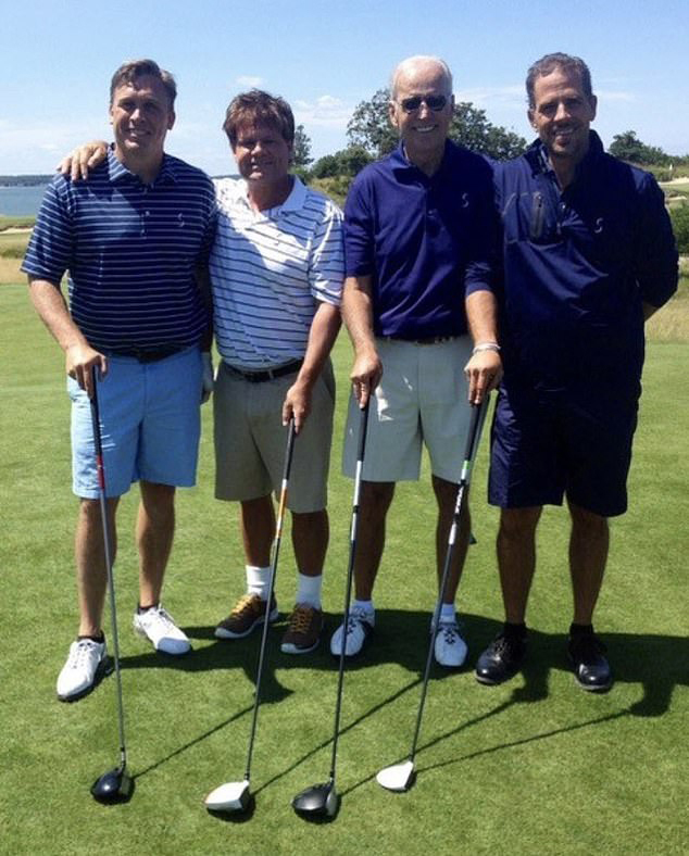 Archer posando con Joe y Hunter Biden en 2014.