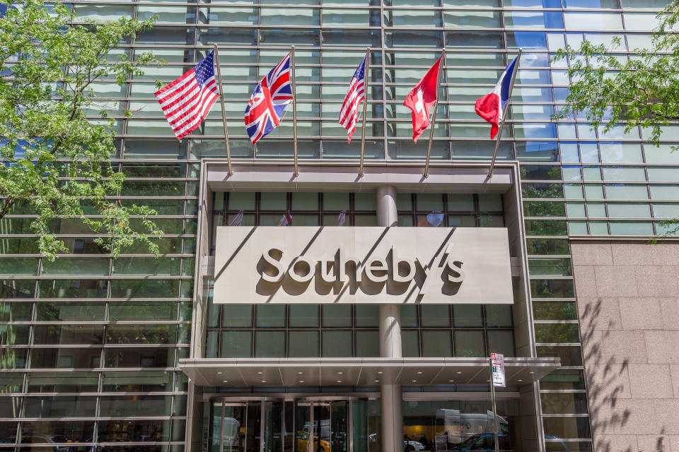 La oficina de NFT Sotheby's en Nueva York está ubicada en York Ave y es la sede de su negocio global.  Es uno de los corredores (casas de subastas) más grandes del mundo de bellas artes y artes decorativas, joyería, bienes raíces y artículos de colección.  Canon EOS 6D (censor de fotograma completo) y objetivo Canon EF 24-105 mm f/4L IS.  Polarizador circular.