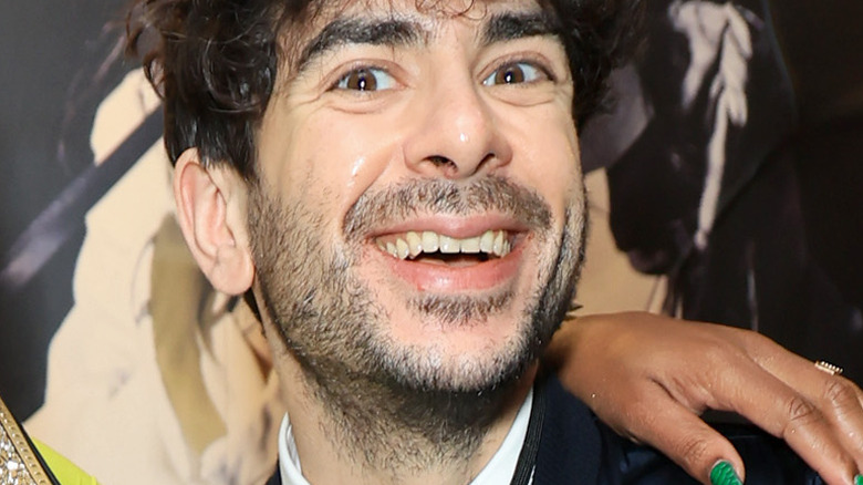 Tony Khan sonriendo