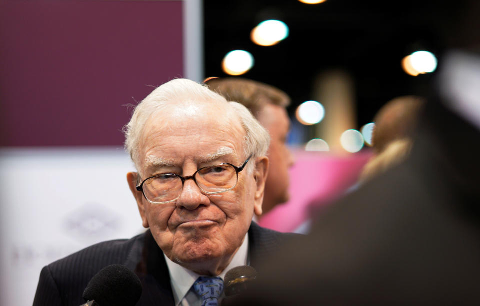 Warren Buffett, CEO de Berkshire Hathaway Inc, habla con un reportero en la sala de exposiciones de la reunión anual de la compañía en Omaha, Nebraska, EE. UU., 5 de mayo de 2018. REUTERS/Rick Wilking