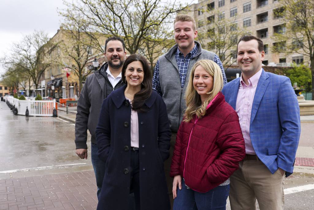 Argie Karafotias, de izquierda a derecha, Holly Connors, Drew Bulson, Michelle Gambro y Ernie Rose, miembros de Touchdown Arlington, en el centro de Arlington Heights el 1 de mayo de 2023. 