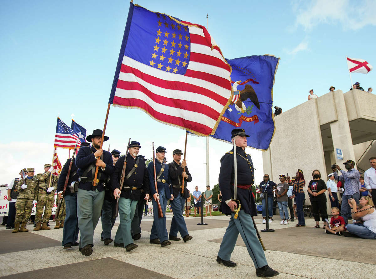 El Texas Rifle Co. Un 13 U.AS.  La infantería marcha en el desfile del recuerdo durante la ceremonia del Día de los Caídos en el Cementerio Nacional de Houston el lunes 30 de mayo de 2022 en Houston.  Cientos de personas se reunieron para la ceremonia, ya que se llevó a cabo para el público por primera vez en dos años, debido a la pandemia de COVID-19.