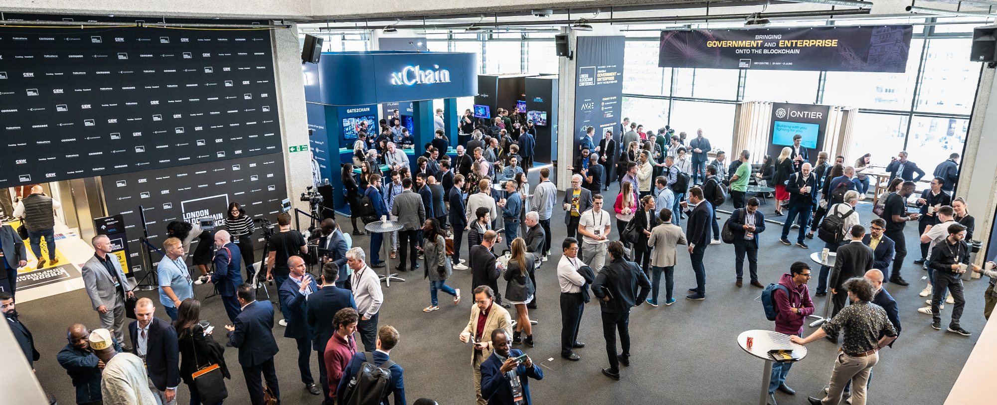 Piso de exhibición en la London Blockchain Conference