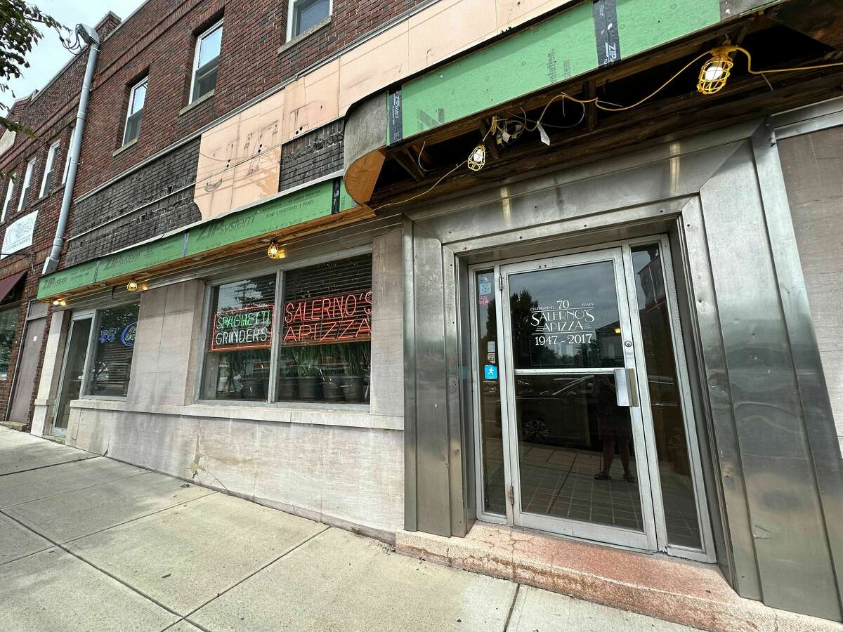 Apizza de Salerno en 1398 Barnum Ave. en Stratford.  Los propietarios de la pizzería de décadas de antigüedad anunciaron su cierre en Facebook esta semana.