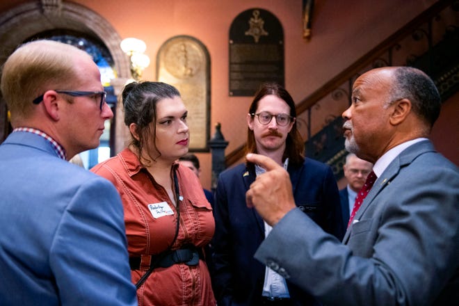 Desde la izquierda, Phil Ford, la cabildera contratada de SC United for Justice and Equity, Amberlyn Boiter, y Tyler Prescott, director ejecutivo de la Cámara de Comercio LGBTQ+, hablan con el senador Karl Allen en la Cámara de Representantes de Carolina del Sur sobre los derechos LGBTQ+ el jueves 19 de enero. , 2023.