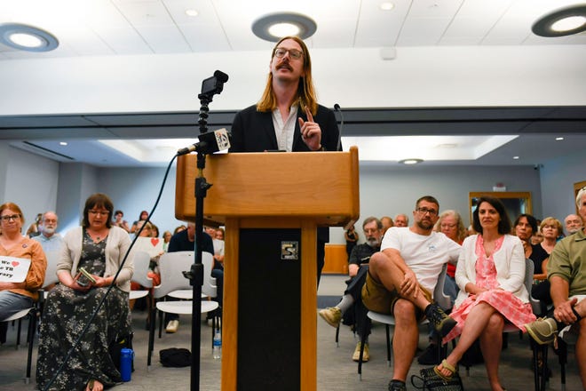 Tyler Prescott, cofundador y director ejecutivo de la Cámara de Comercio LGBTQ+ del norte del estado, habla durante una reunión de la Junta de la Biblioteca del Condado de Greenville en la Biblioteca Principal de Hughes en Greenville, Carolina del Sur, el lunes 26 de junio de 2023.