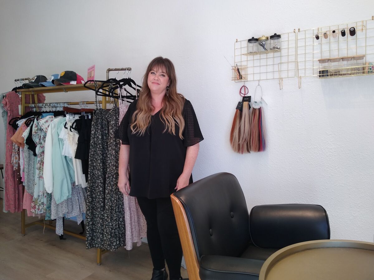 Melissa Steinell, propietaria de Studio M, en su nueva peluquería en The Plaza Rancho Bernardo.