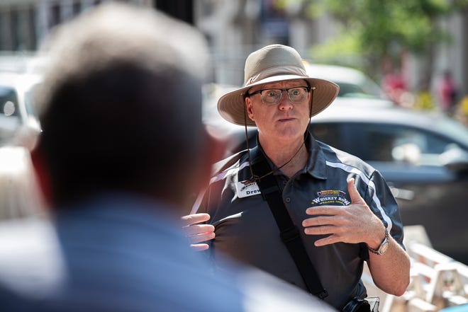 Drew Shryock habló sobre la historia del bourbon mientras dirigía un grupo de turistas por Main St. en el centro de Louisville, Ky. Shryock es el creador y guía del recorrido a pie por Whiskey Row.  9 de junio de 2023