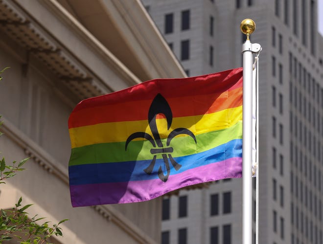 La bandera del Orgullo se izó frente al Metro Hall como parte de las festividades de la Semana del Orgullo.  10 de junio de 2019.