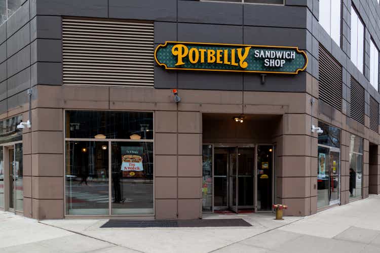 Se muestra una tienda de sándwiches Potbelly.