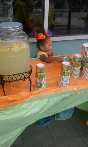 Harper Shockley-Thomas presenta su primer puesto de limonada a los 2 años. Hoy, la nueva alumna de cuarto grado ha creado su propio negocio de limonada.