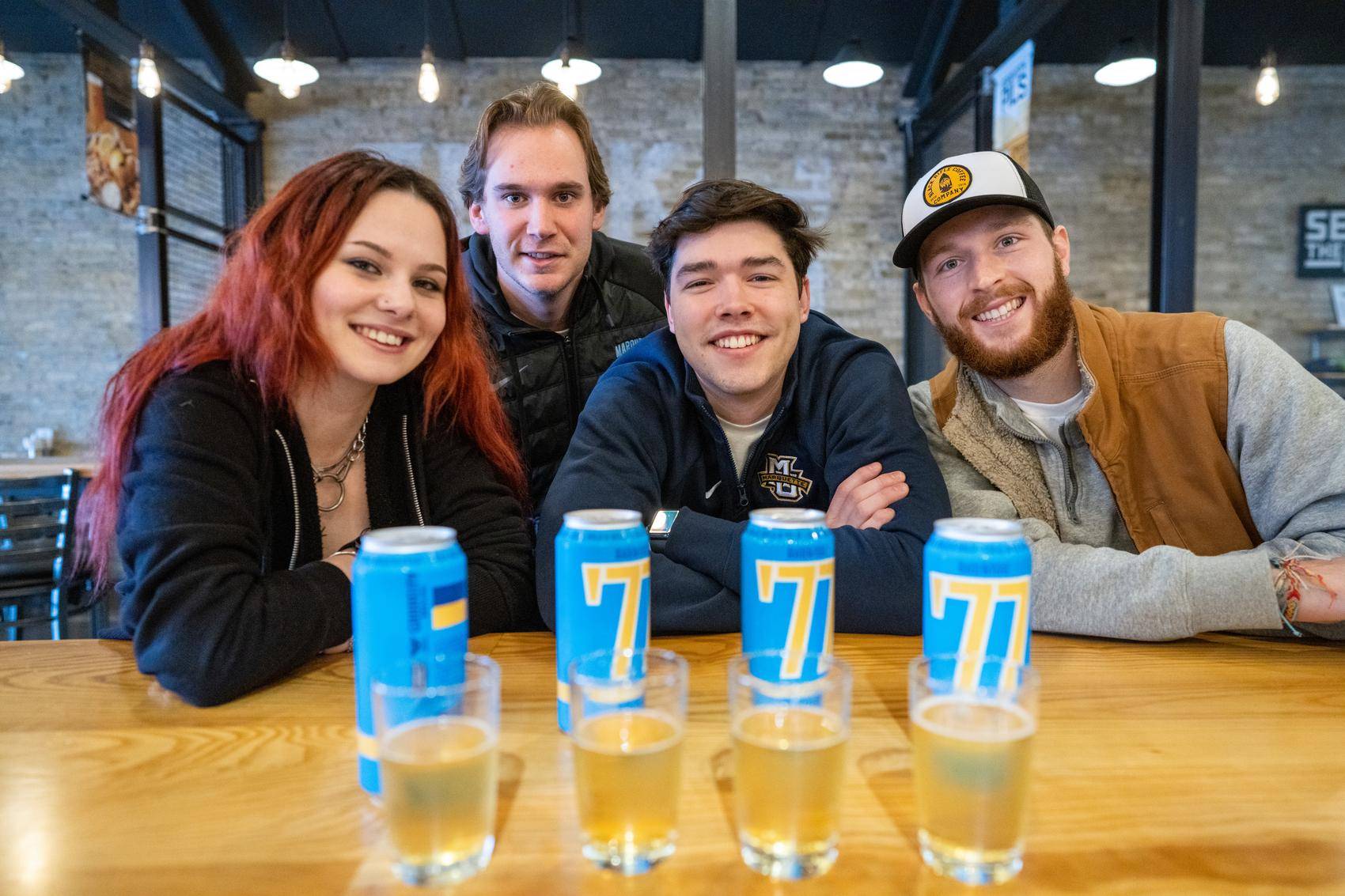 Elaboración de cerveza azul y dorada