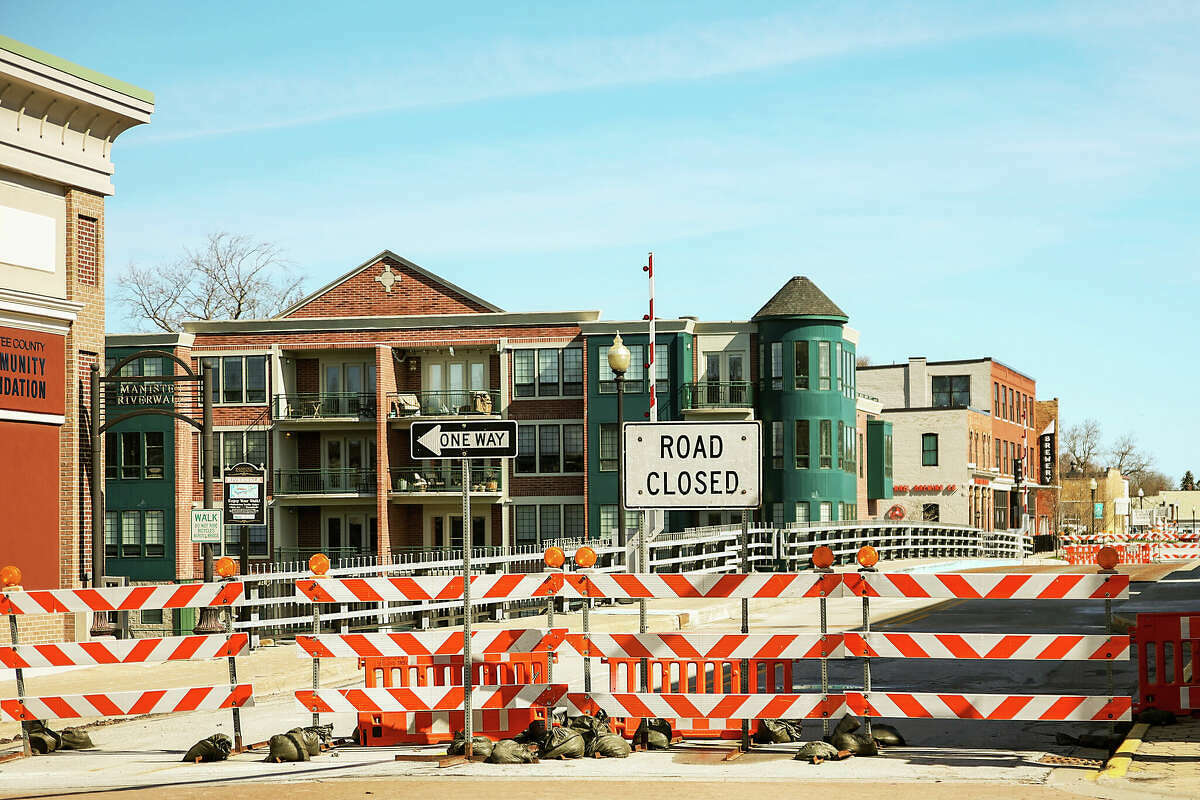 El desvío de la US 31 de este año recuerda al verano pasado, pero en un patrón de tráfico inverso.  El puente US 31 corre relativamente paralelo al puente Maple Street, que estuvo cerrado desde el 10 de enero de 2022 hasta el 19 de mayo de 2022.