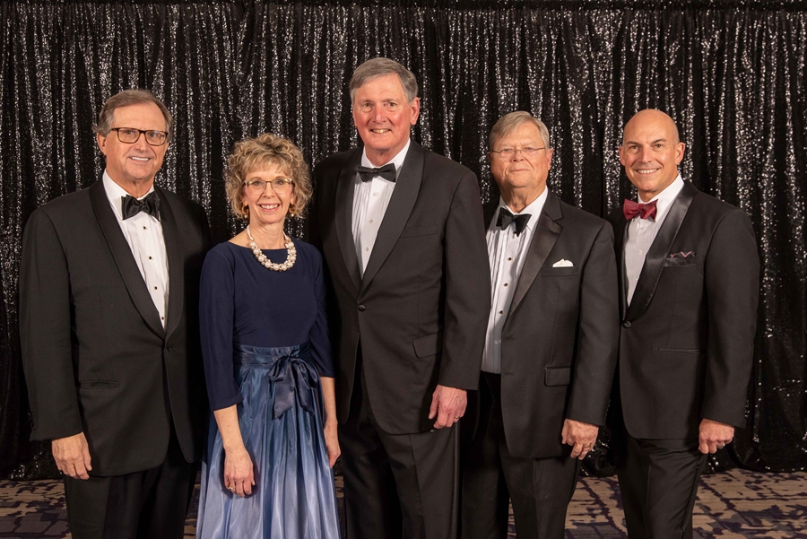 Los miembros del Salón de la Fama Empresarial de Arkansas de 2023 (de izquierda a derecha) Curt Bradbury, director de operaciones de Stephens Inc.;  Judy R. McReynolds, presidenta, presidenta y directora ejecutiva de ArcBest;  Ross M. Whipple, presidente y director ejecutivo de Horizon Capital Partners LLLP;  y E. Fletcher Lord Jr., presidente de la junta directiva de Bumper to Bumper/Crow-Burlingame Co. con el decano de Walton College, Matt Waller.