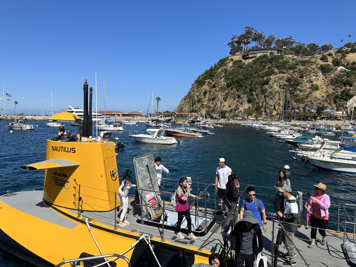 Los pasajeros desembarcan del semisumergible SS Nautilus en la bahía de Avalon en la isla Catalina el viernes.