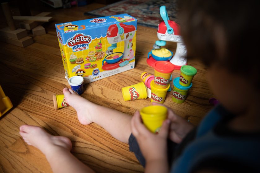 Una foto de un niño jugando con plastilina