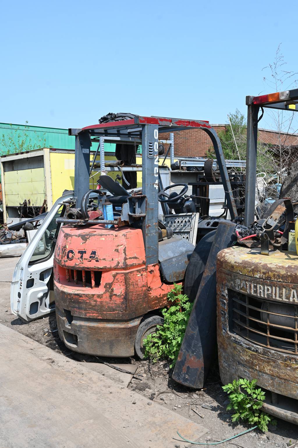 Andy's Truck and Equipment Co., 1434 W. 11th Ave., propiedad de Andy Young, de Illinois, está lleno de autopartes oxidadas, chasis de camiones corroídos, decenas de llantas desechadas, charcos de agua con larvas de mosquitos y potencialmente docenas de violaciones del código , según funcionarios de Gary.  - Crédito original: Ciudad de Gary